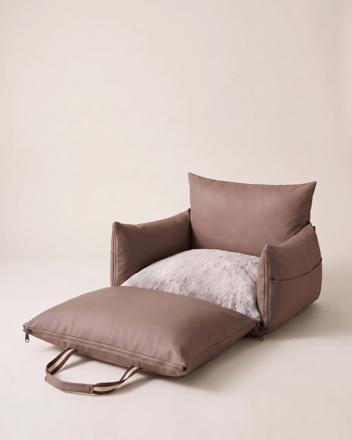 Mellow Car Seat taupe aperto come cuccia con cuscino in peluche